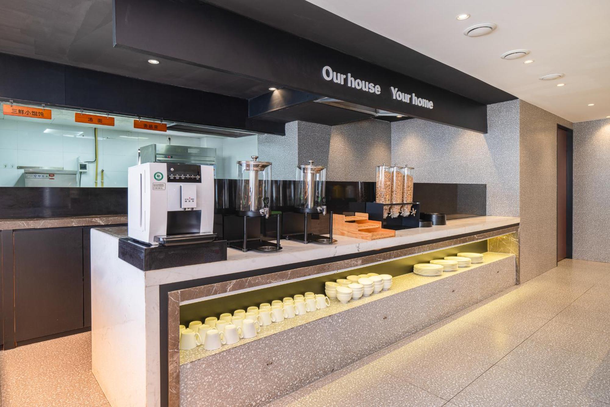 Suisse Place Hongqiao 4*